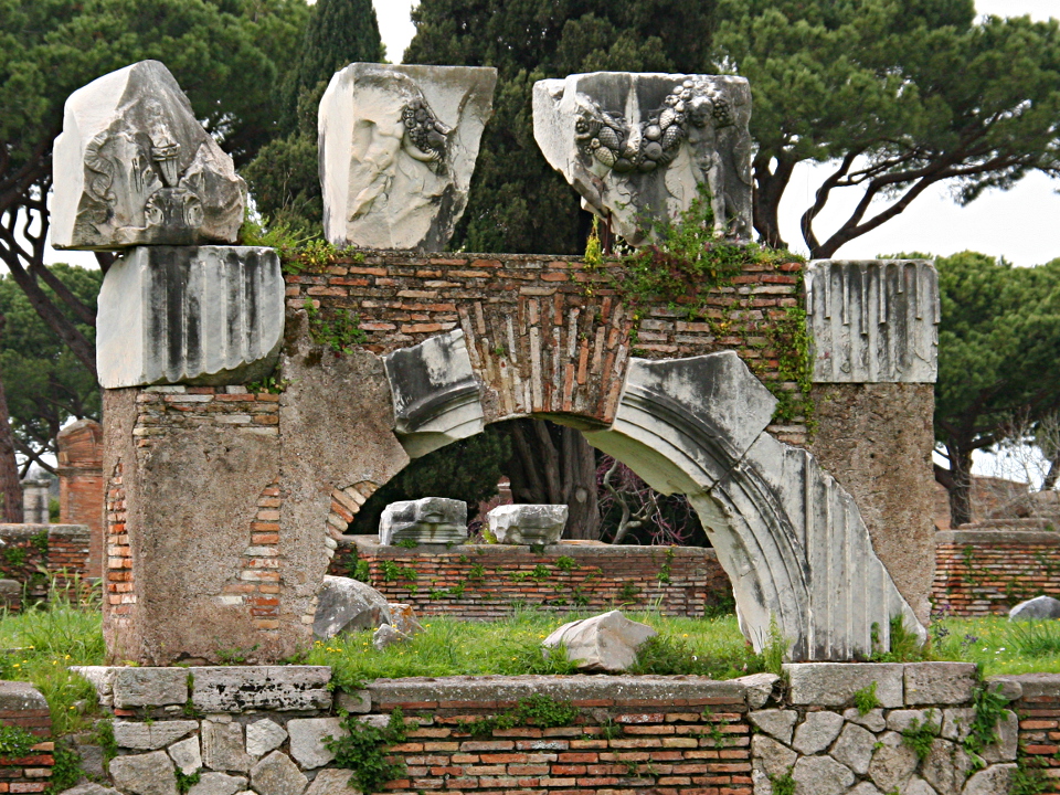frammenti della decorazione marmorea della basilica